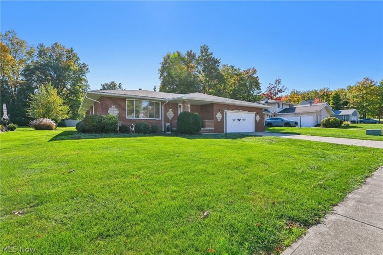 966 Primrose Drive, Seven Hills, OH - Photo 2