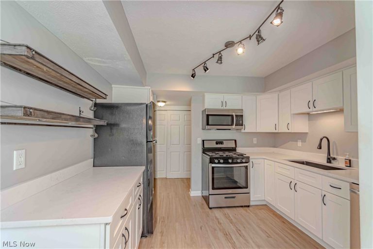6300 Greenwood #402, Northfield, OH - Photo 8