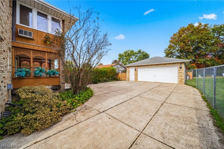 520 Orchardview Avenue, Seven Hills, OH - Photo 3