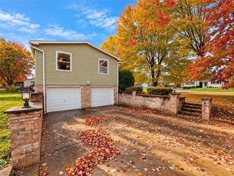 500 Aurora Drive, Youngstown, OH - Photo 2