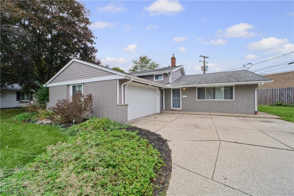 25090 Arlington Lane, North Olmsted, OH