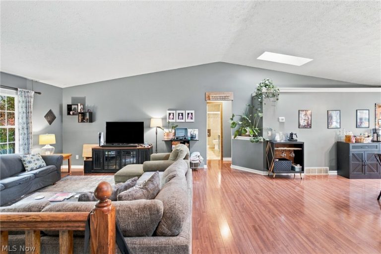 8632 Wedgewood Avenue, North Canton, OH - Photo 6