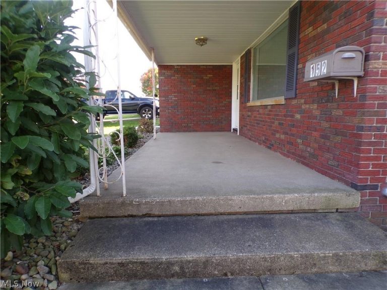 152 Yorkshire Boulevard, Youngstown, OH - Photo 3