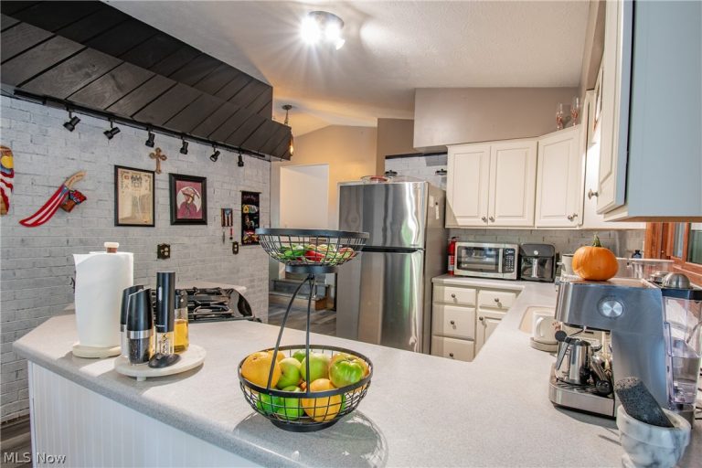 320 Hanna Drive, Tallmadge, OH - Photo 5