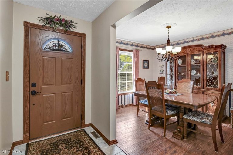 3240 Forest Overlook Drive, Seven Hills, OH - Photo 2