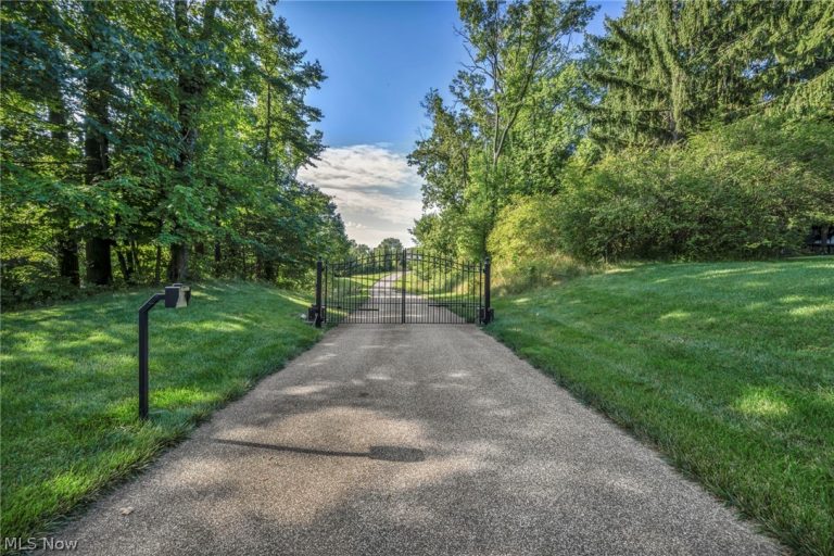 6610 Wallings Road, Brecksville, OH - Photo 4