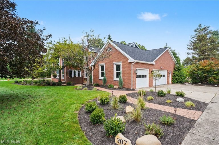 207 Hayden Parkway, Hudson, OH - Photo 2