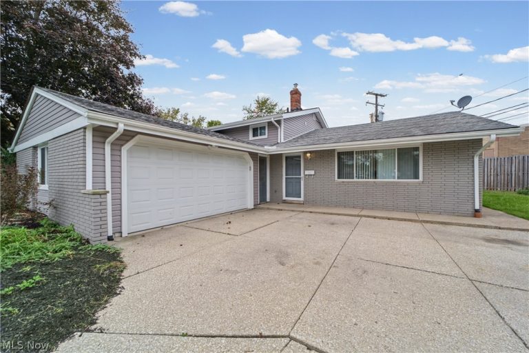25090 Arlington Lane, North Olmsted, OH - Photo 2