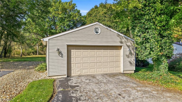 332 Caroline Avenue, Hubbard, OH - Photo 3