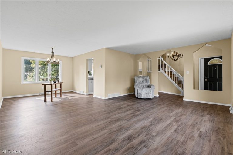 7879 Cresthill Drive, Seven Hills, OH - Photo 3