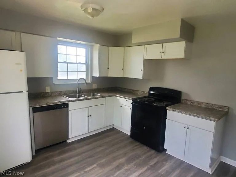4595 Lee Road, Cleveland, OH - Photo 3
