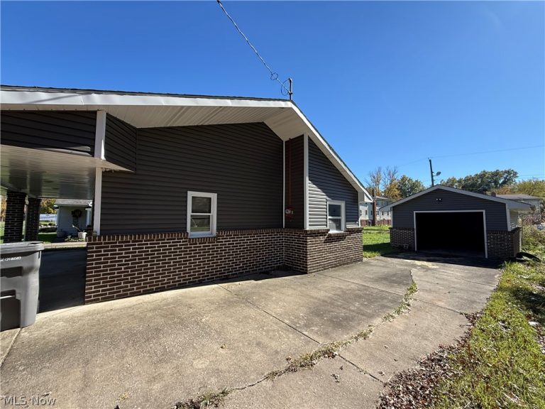 3203 Mcguffey Road, Youngstown, OH - Photo 2