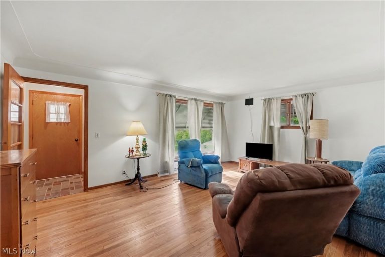 17829 Dillewood Road, Cleveland, OH - Photo 4