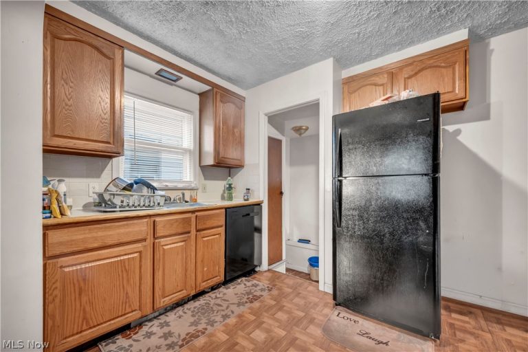 12324 Oak Park Boulevard, Garfield Heights, OH - Photo 8