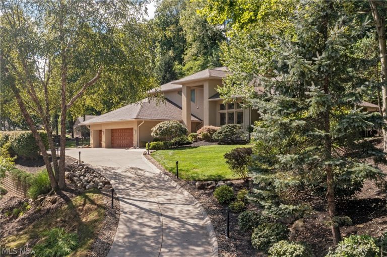 1040 Riverwoods Drive, Akron, OH, 44313