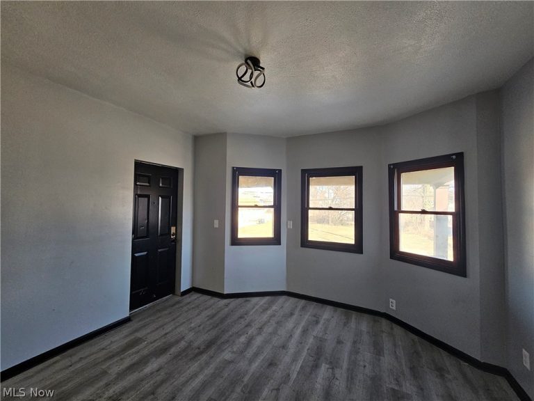 6100 Hough Avenue, Cleveland, OH - Photo 3