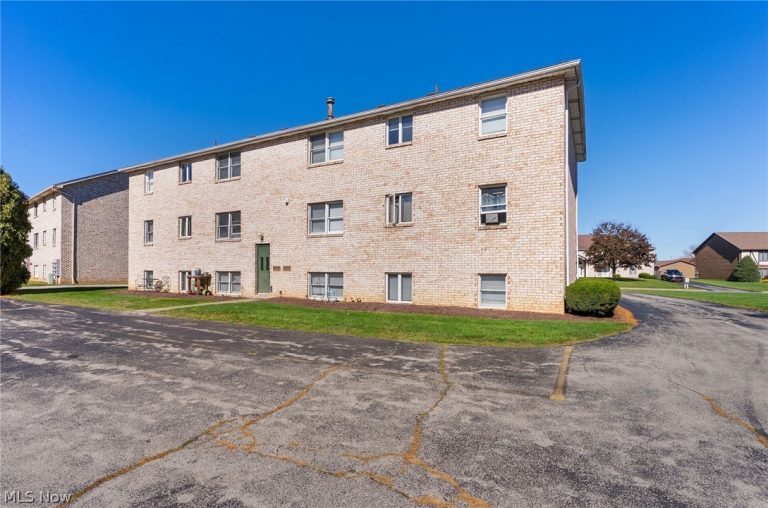 912 Pearson Circle #4, Youngstown, OH - Photo 8