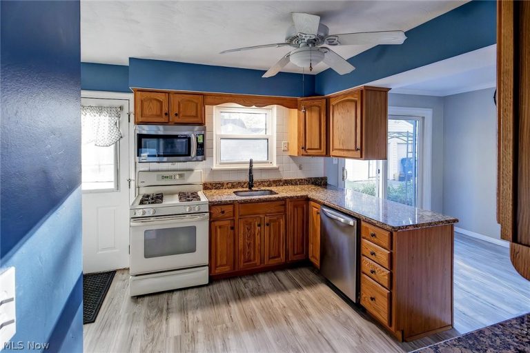 5573 Decker Road, North Olmsted, OH - Photo 6
