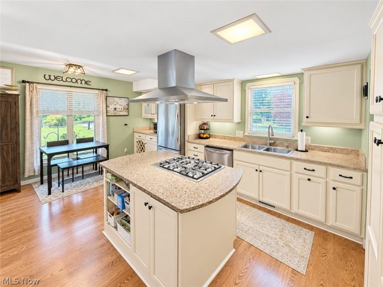 278 Ridgeview Drive, Seven Hills, OH - Photo 4
