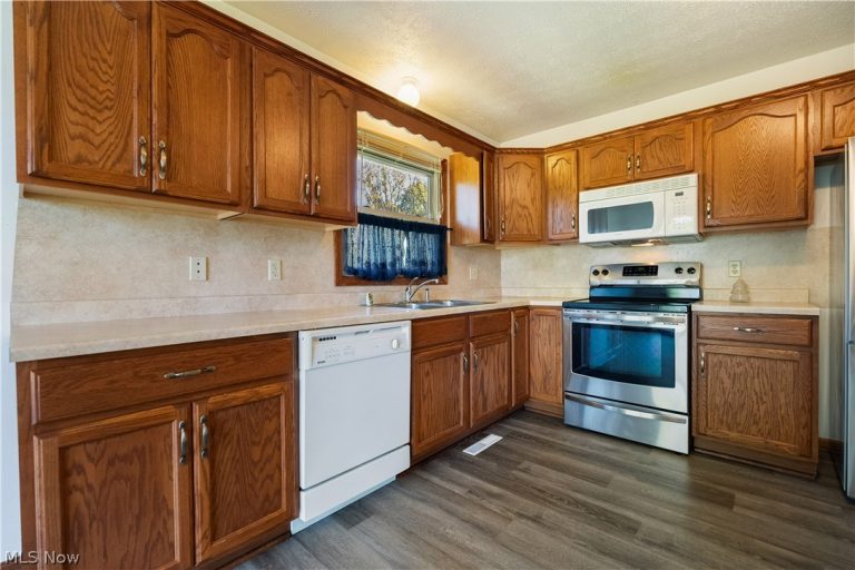 1301 Greenridge Drive, Massillon, OH - Photo 6