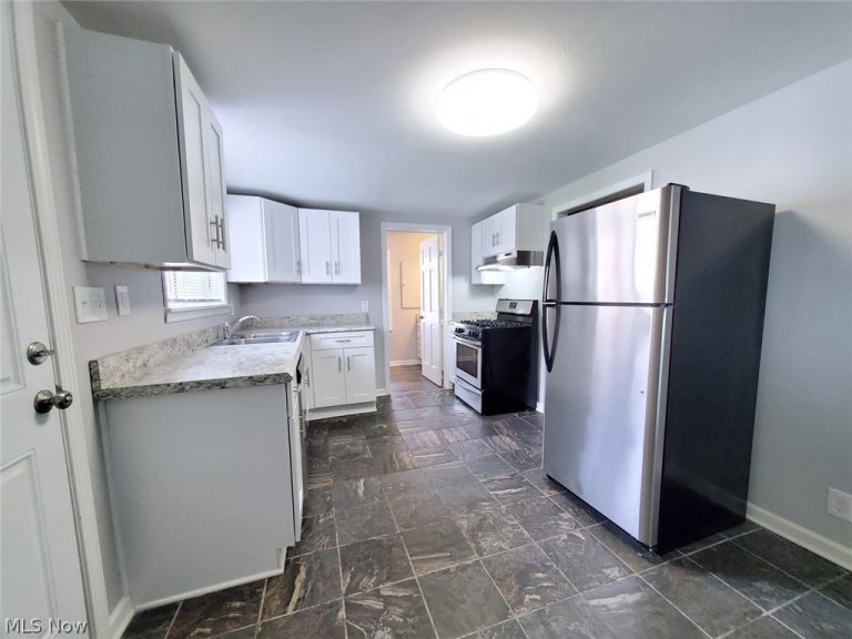 483 Campers Drive, Eastlake, OH - Photo 4