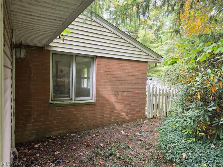 10057 Thwing Road, Chardon, OH - Photo 8