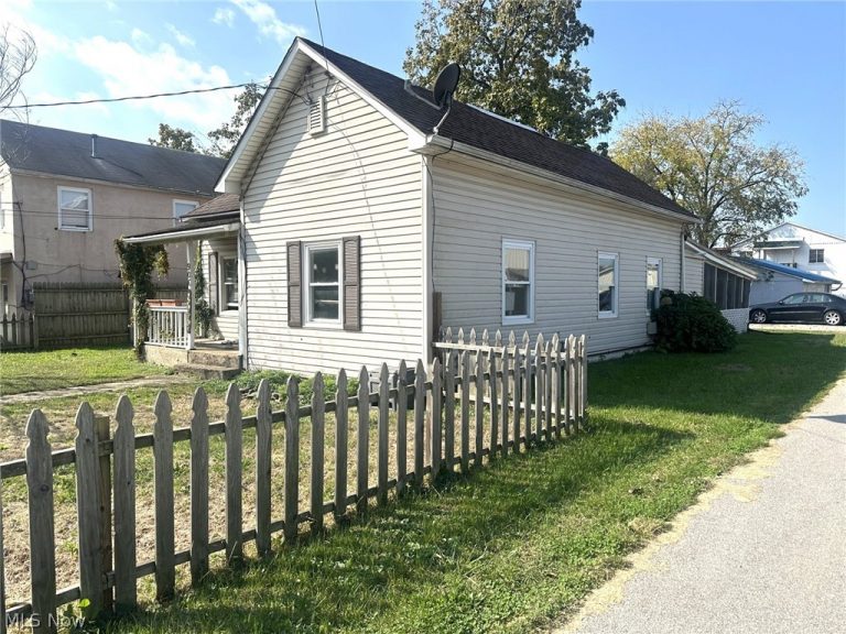 906 Neal Street, Parkersburg, WV - Photo 2