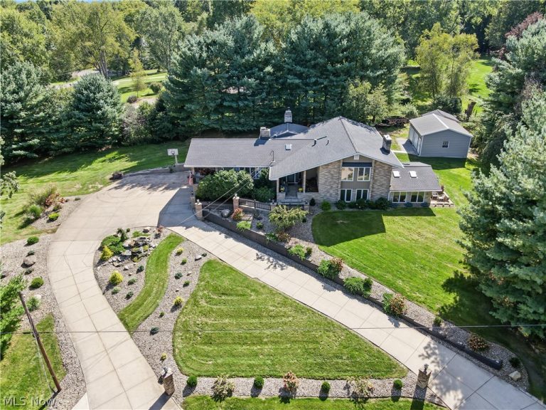 4824 Rolling View Drive, Akron, OH - Photo 2