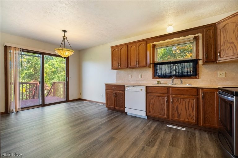 1301 Greenridge Drive, Massillon, OH - Photo 8