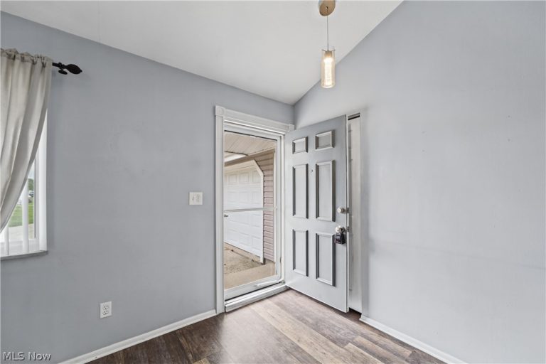 25090 Arlington Lane, North Olmsted, OH - Photo 3