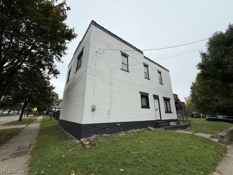 781 Lovers Lane, Akron, OH - Photo 3
