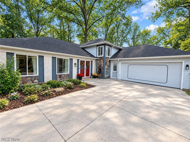 27831 Blossom Boulevard, North Olmsted, OH - Photo 2