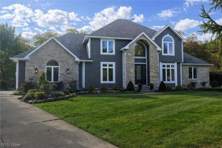 42 Ambrose Drive, Hudson, OH - Photo 2