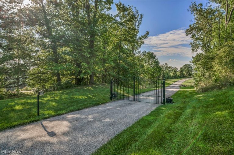 6610 Wallings Road, Brecksville, OH - Photo 5