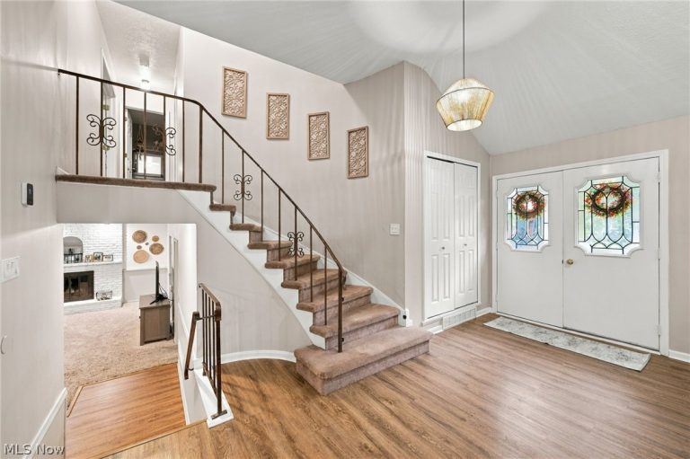 27831 Blossom Boulevard, North Olmsted, OH - Photo 4