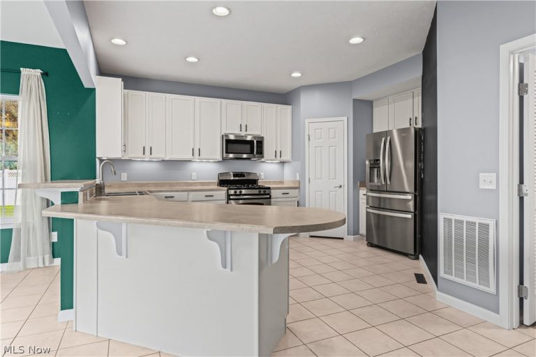 571 Eastglen Circle, Tallmadge, OH - Photo 4