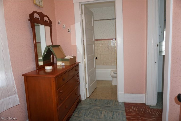 19708 Shawnee Avenue, Cleveland, OH - Photo 8