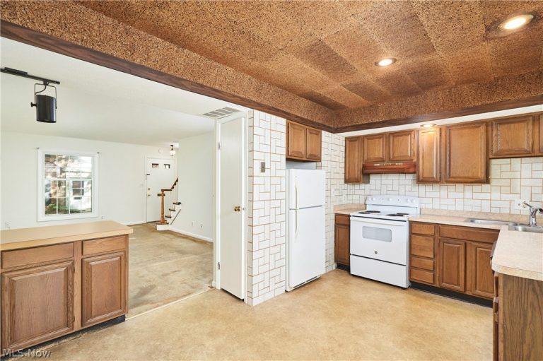 76 Menlo Park Drive, Akron, OH - Photo 6
