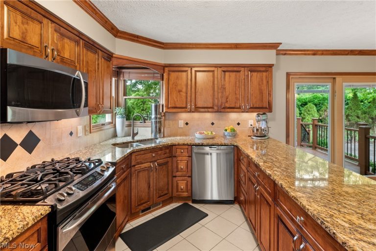 19874 Echo Drive, Strongsville, OH - Photo 2