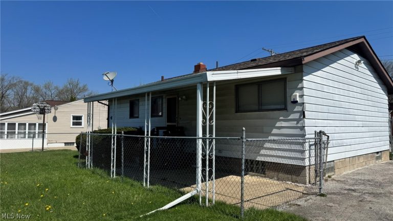 154 Greeley Lane, Youngstown, OH - Photo 2