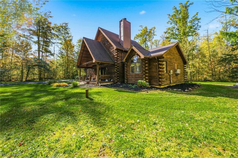 8520 Woodhill Drive, Chardon, OH - Photo 2