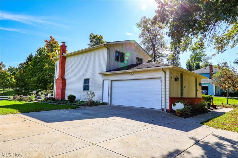 8780 Oakwood Lane, North Royalton, OH - Photo 4