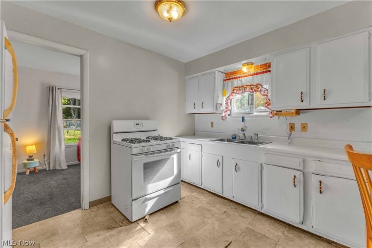 2364 Mogadore Road, Akron, OH - Photo 6