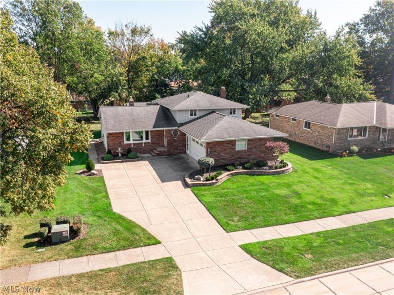 6187 Carlyle Drive, Seven Hills, OH - Photo 3