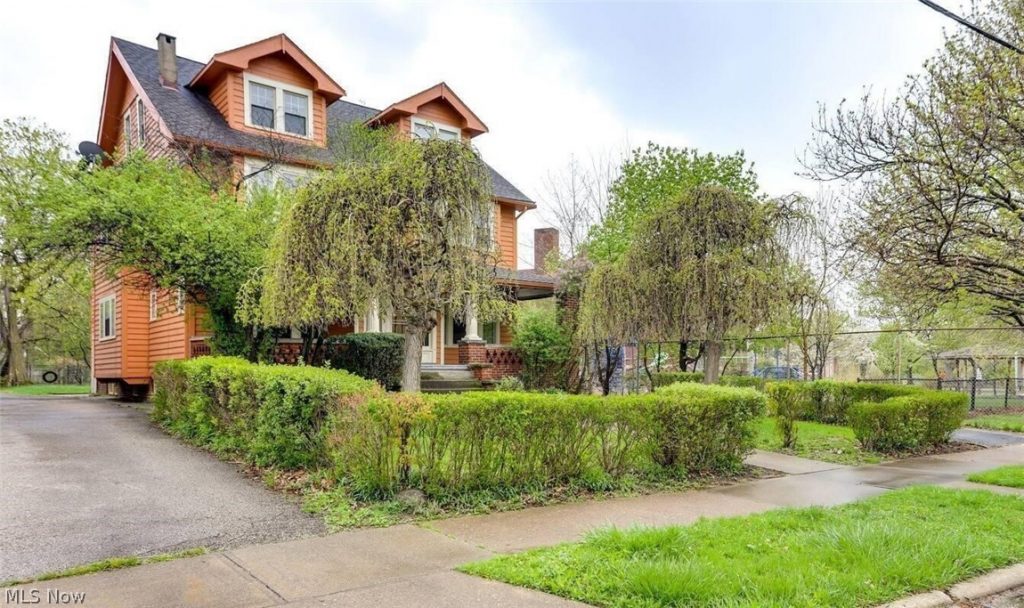 2580 Colchester Road, Cleveland Heights, OH