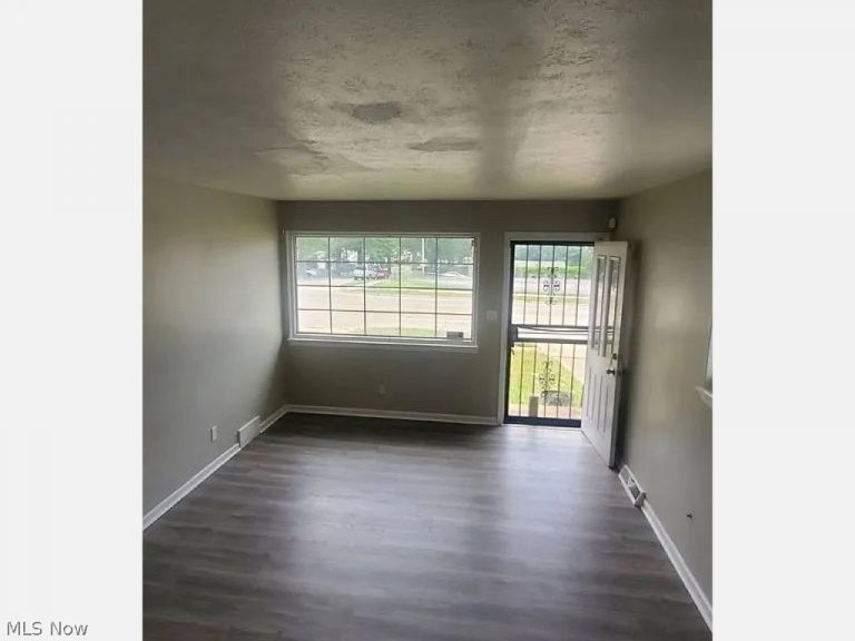 4595 Lee Road, Cleveland, OH - Photo 2