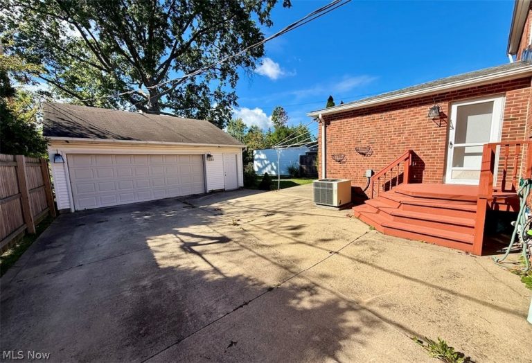 2446 Loyola Road, University Heights, OH - Photo 8