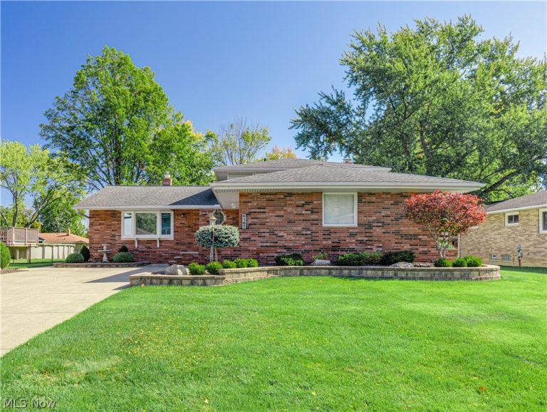 6187 Carlyle Drive, Seven Hills, OH - Photo 2