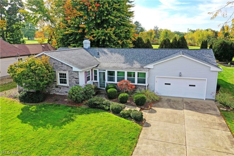 190 Maple Leaf Drive, Hubbard, OH - Photo 3