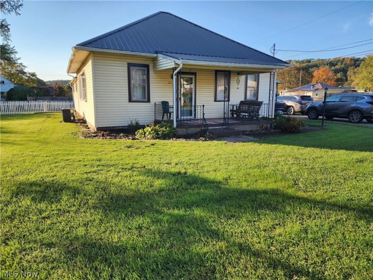 221 Washington Street, Coshocton, OH - Photo 2
